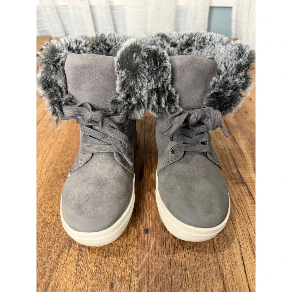 Kids Reaction Kenneth Cole Gray Faux Fur Trim Neffi Logo Size 11.5